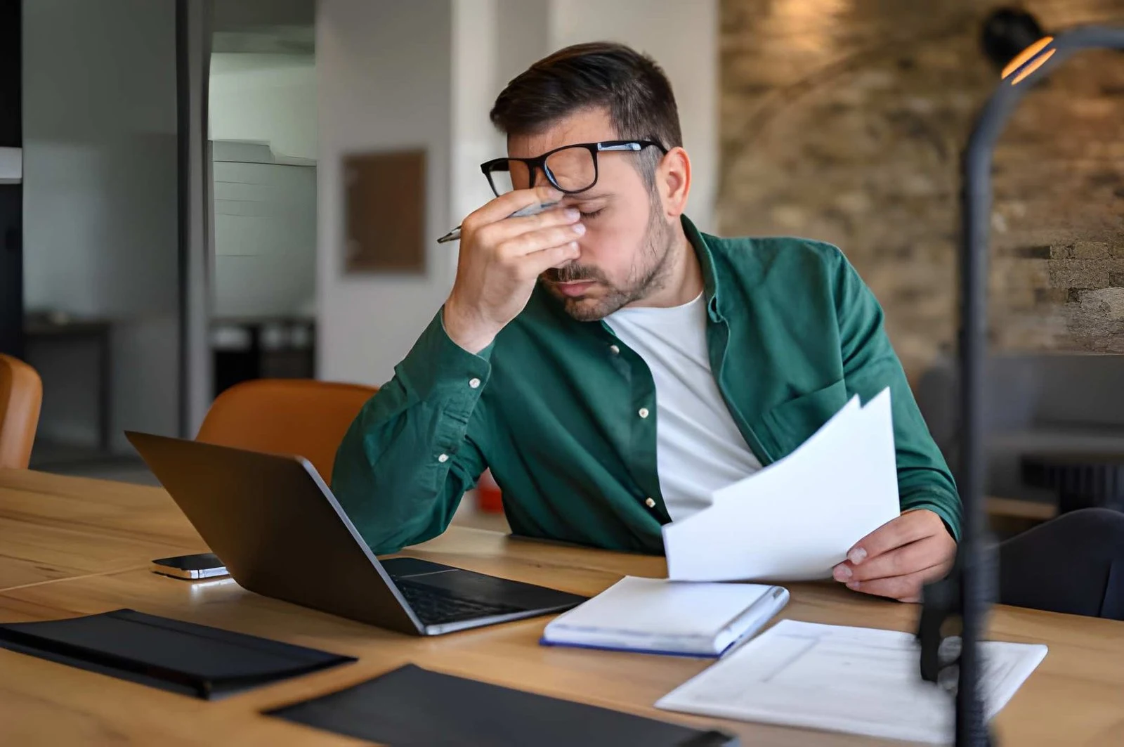 Entrepreneur submergé par la paperasse et les formalités fiscales
